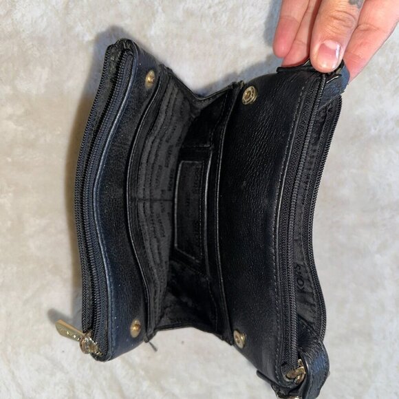 Elevate your style with this stunning Michael Kors crossbody bag. Crafted from l - Picture 2 of 13